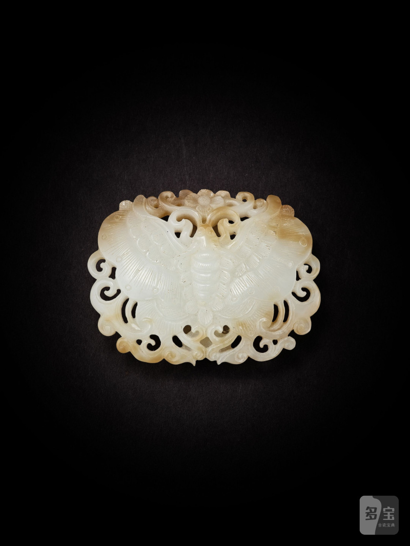 清　白玉蝶紋帶飾 | A WHITE JADE 'BUTTERFLY' BELT ORNAMENT - 图1